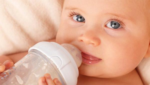 آیا دادن آب قند به نوزاد صحیح است؟