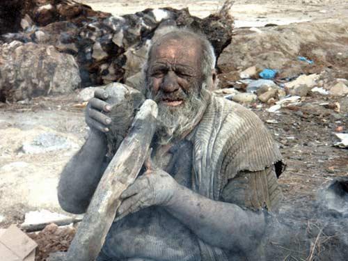 انسان غارنشین زنده در شیراز! ، عکس