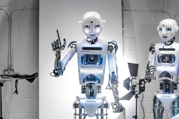 نقاشی بامزه پیشرفته ترین ربات انسان نمای دنیا